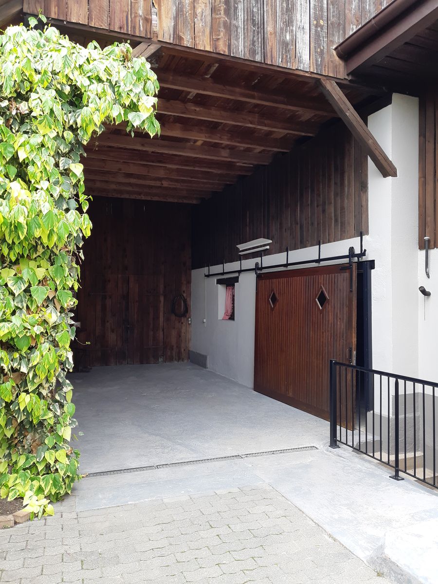 Garage et espace de stationnement