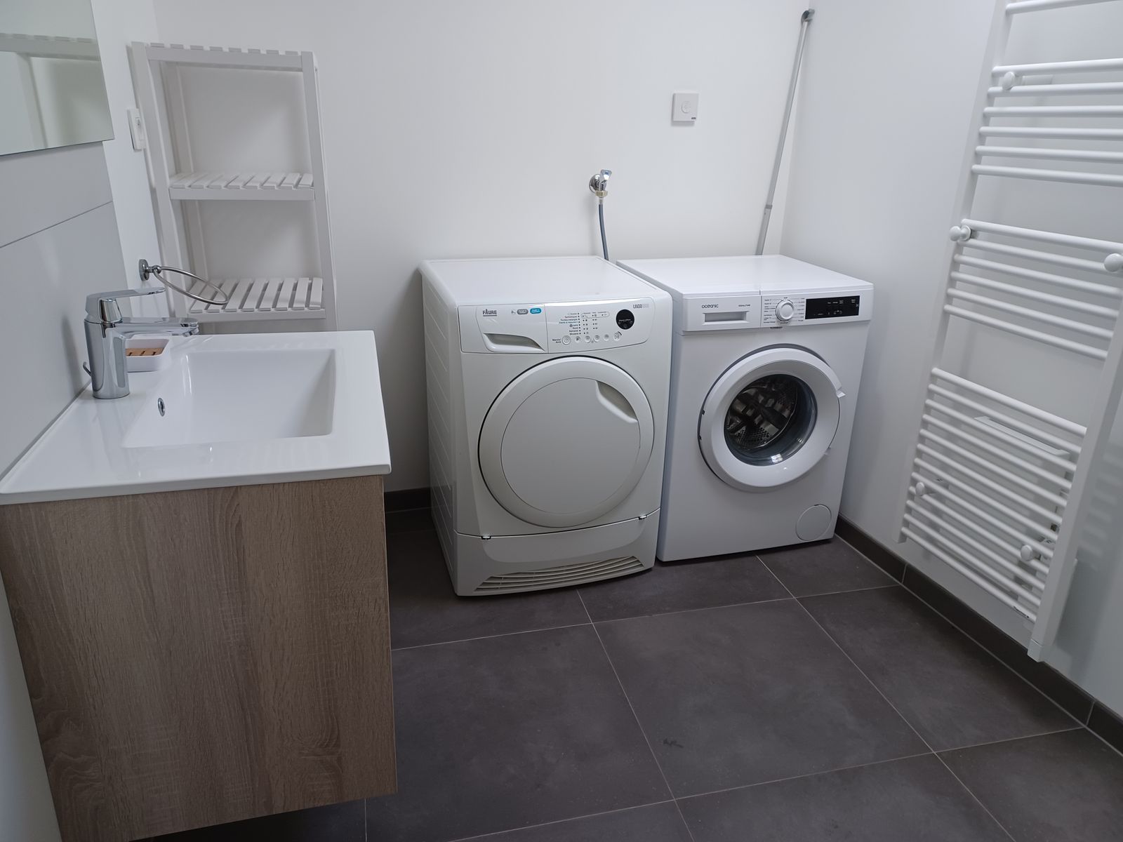 Salle de bain
Lave linge et sèche linge