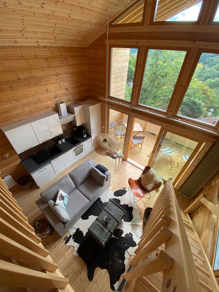 Vue depuis la chambre sur la pièce principale sa cuisine équipée