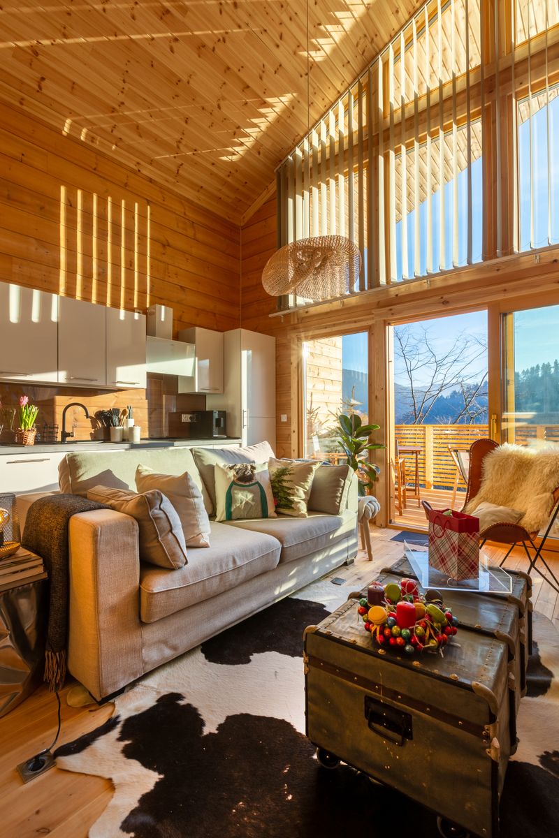 La pièce principale salon/cuisine avec vue complète sur la baie vitrée