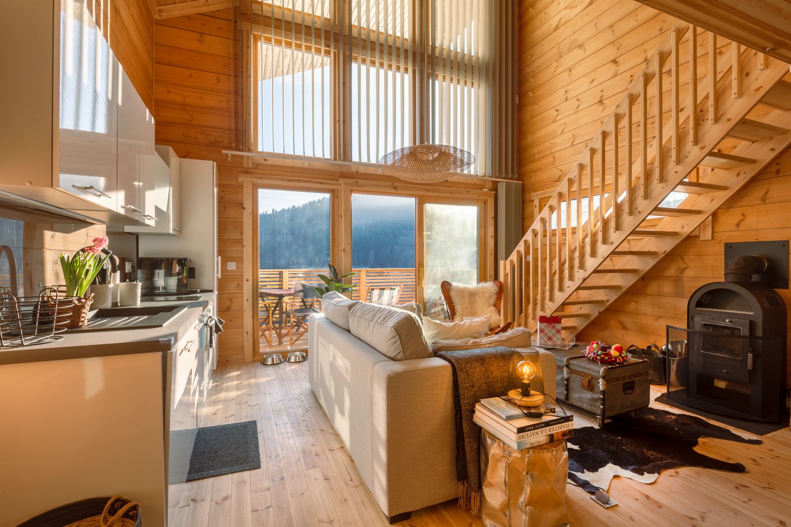La pièce principale salon/cuisine avec vue complète sur la baie vitrée