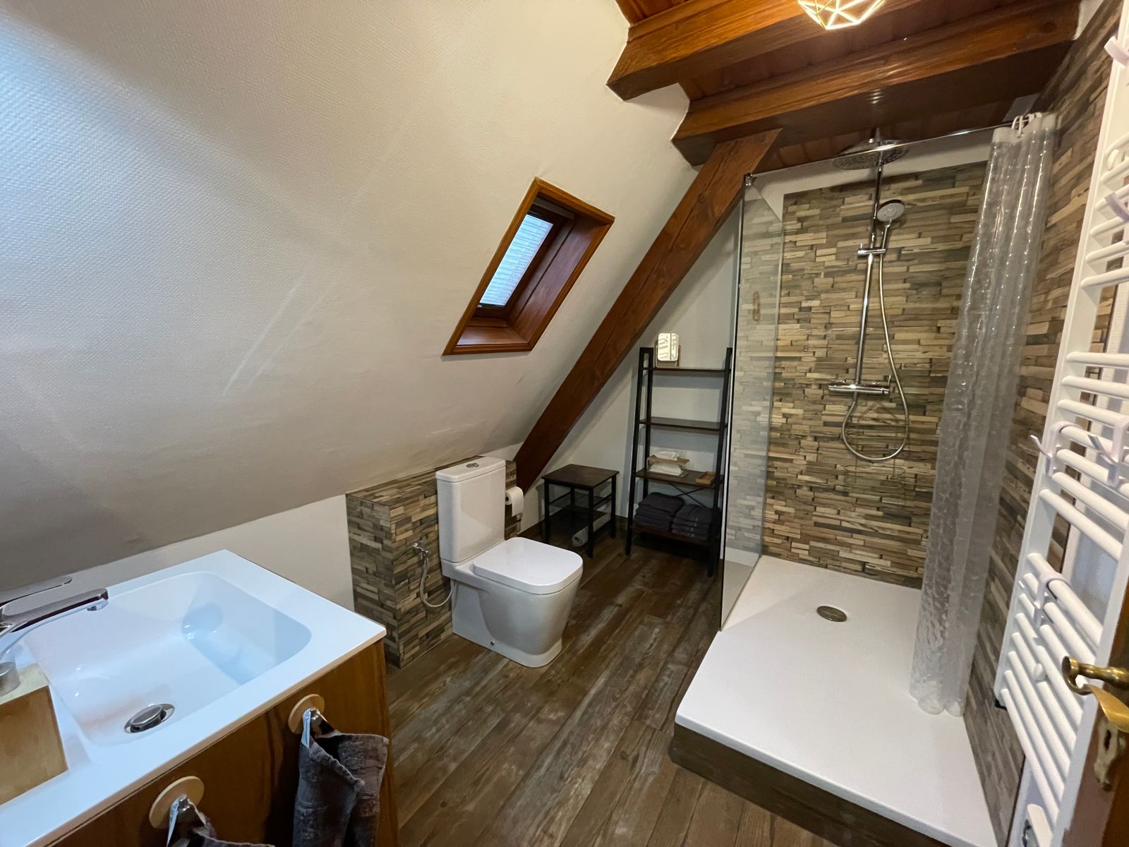 Salle de bain avec toilette