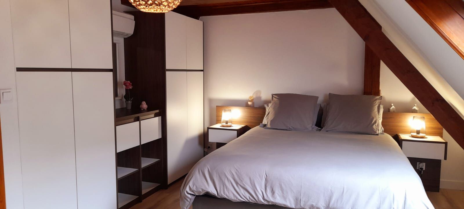 Grande chambre avec de nombreux rangements