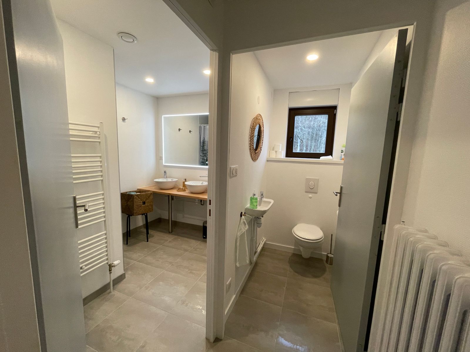 Salle d'eau ( double vasques,  douche italienne,  sèche serviette) , WC indépendant avec lave mains