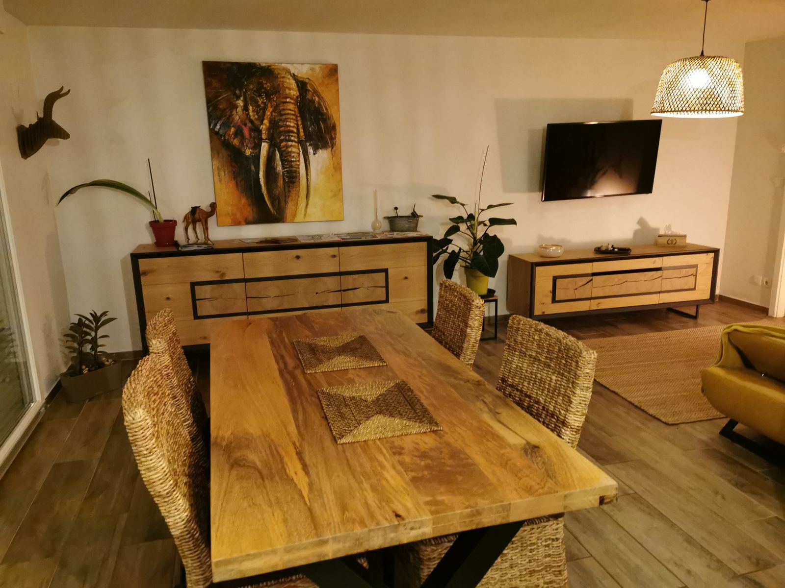 Salle à manger confortable et spacieuse.