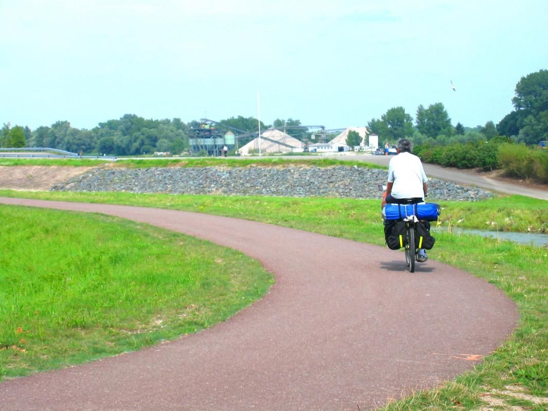 piste cyclable le long du Rhin