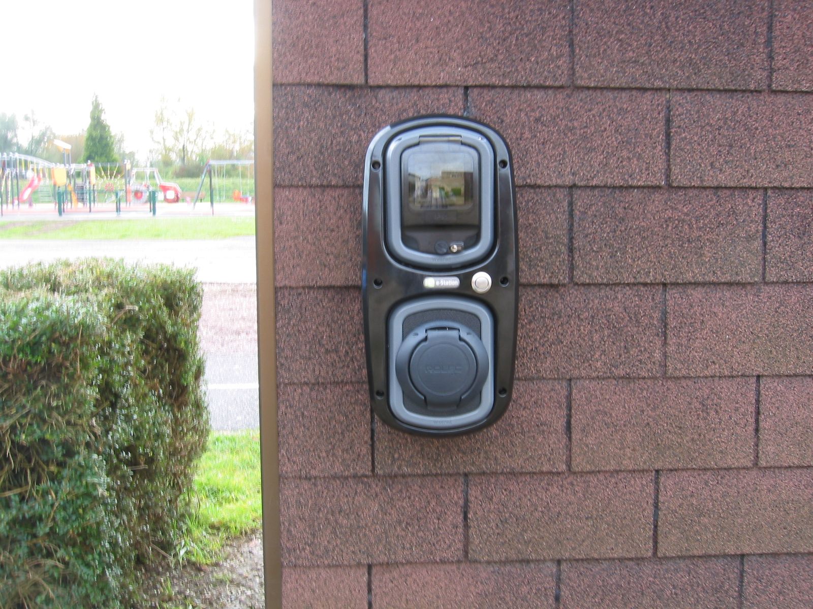 station de recharge pour voiture électrique à l' avant du parking