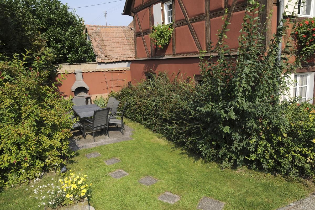 Le salon de jardin avec barbecue