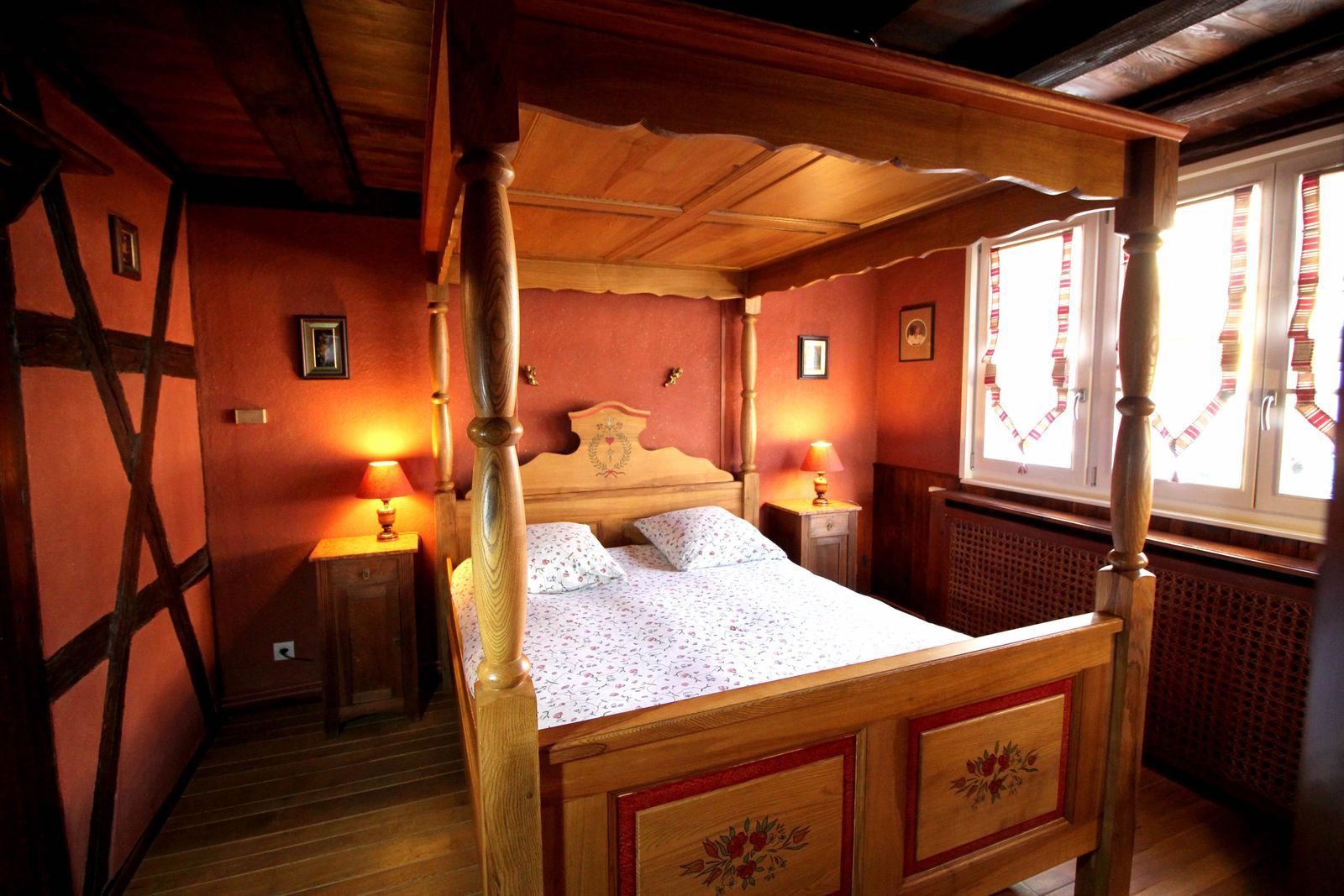 Laissez-vous séduire par ce lit à baldaquin aux finitions artisanales, baigné de lumière douce et décoré avec tendresse. Une invitation au romantisme et à la détente pour un séjour inoubliable à deux au Gîte des Amoureux.