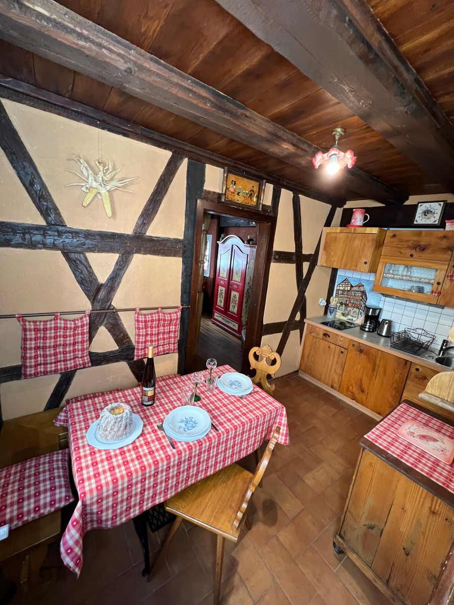 Dans le Gîte des Amoureux à Colmar, savourez un tête-à-tête autour d’un kougelhopf et d’un bon vin d’Alsace. Ce coin repas typique, au charme rustique, invite à la douceur et aux spécialités locales dans une ambiance chaleureuse et intime.