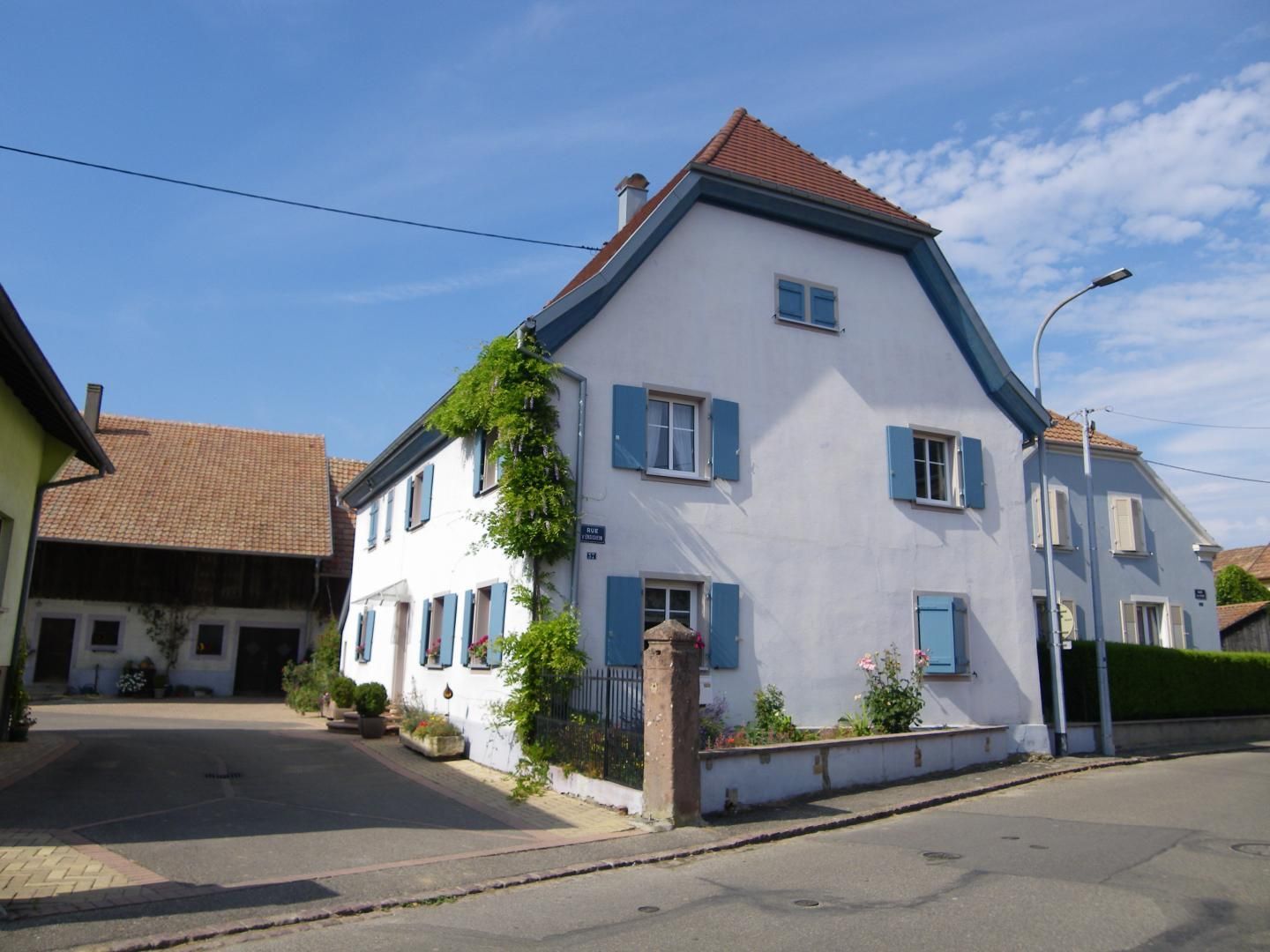 Vue sur la propriété, maison du 18eme siecle, vue  depuis la rue 