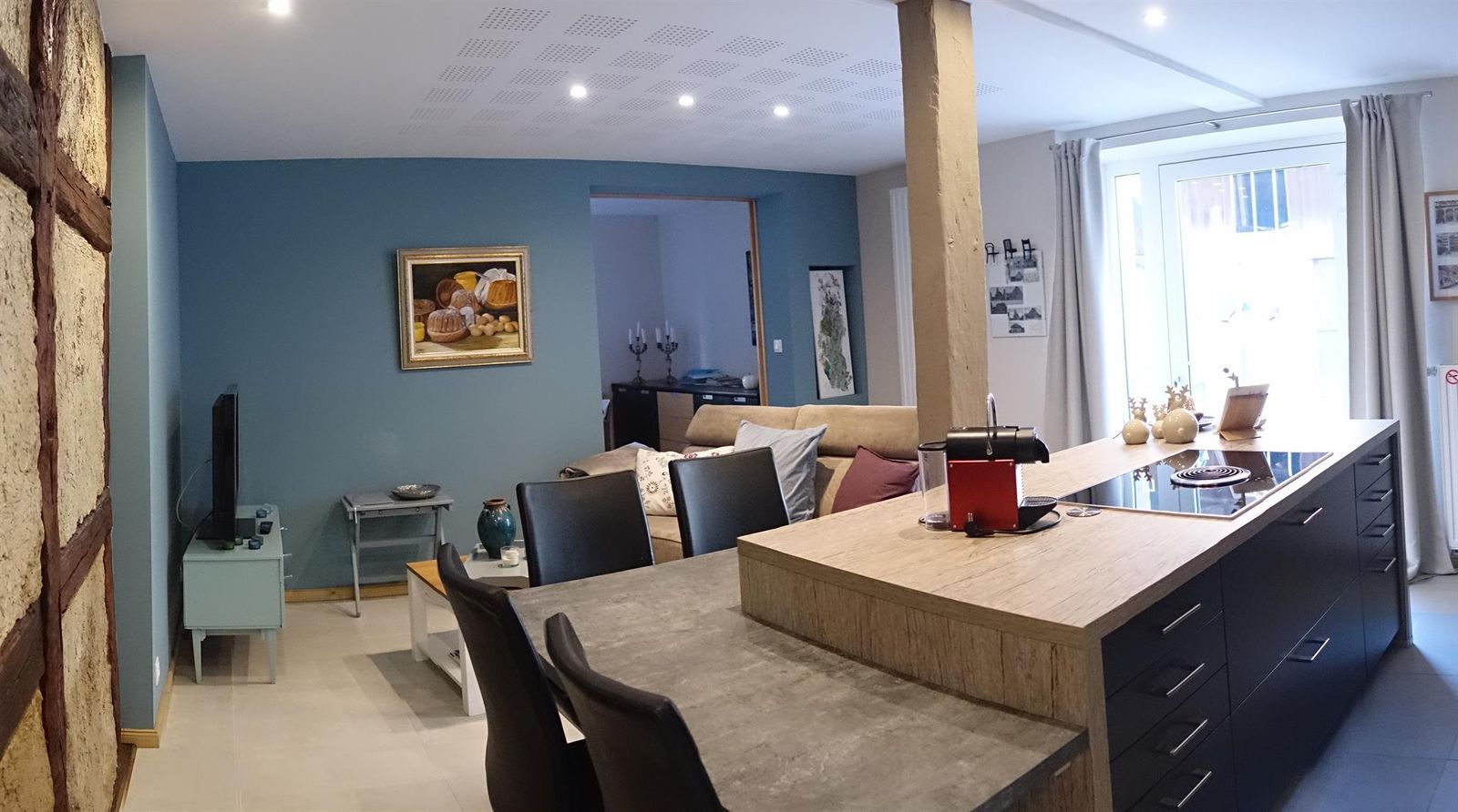 Vue sur l'espace ouvert de la cuisien avec séjour.