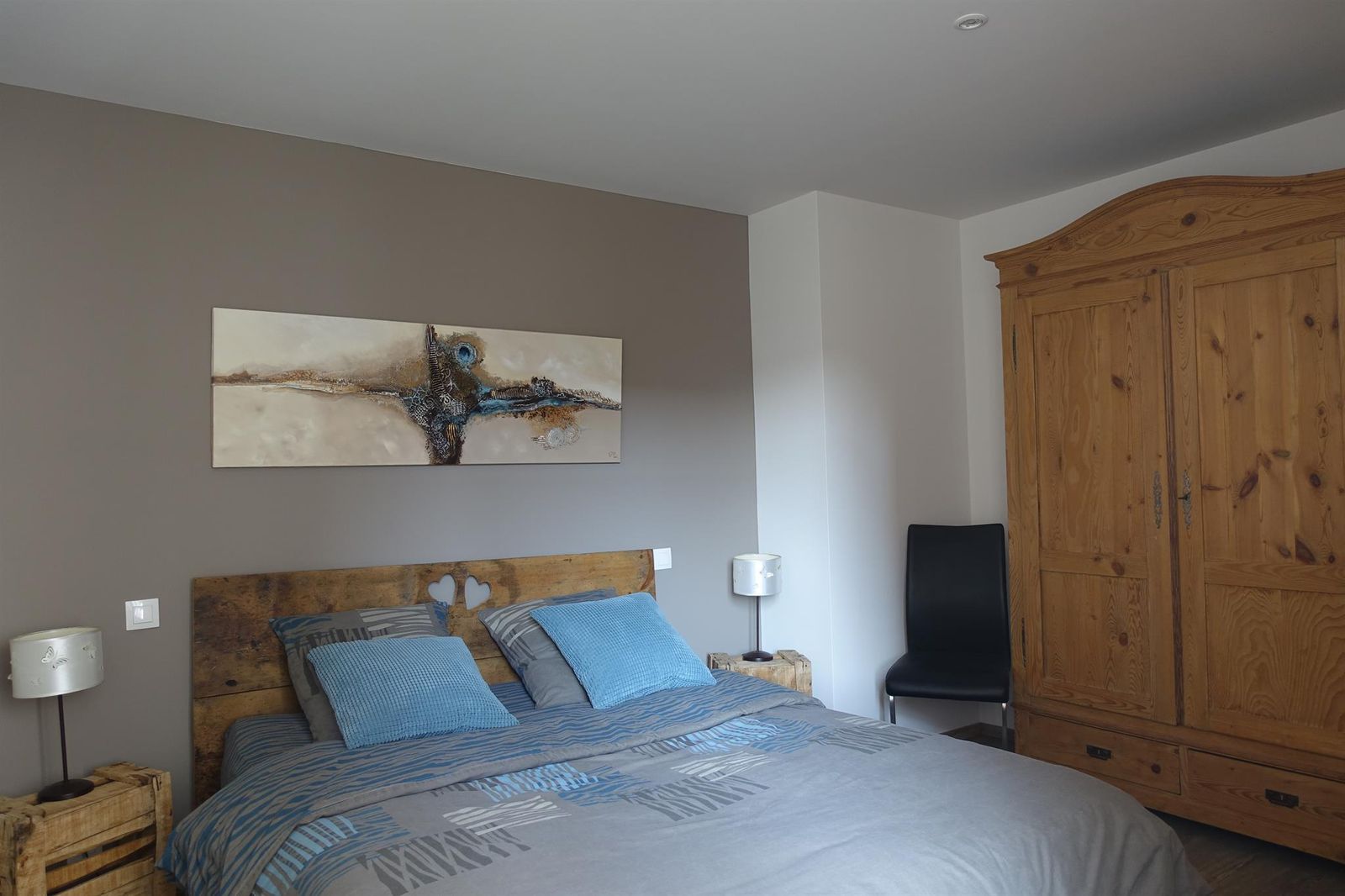 Chambre  parentale avec lits de 1.60 x 2.00 m avec armoire ancienne.