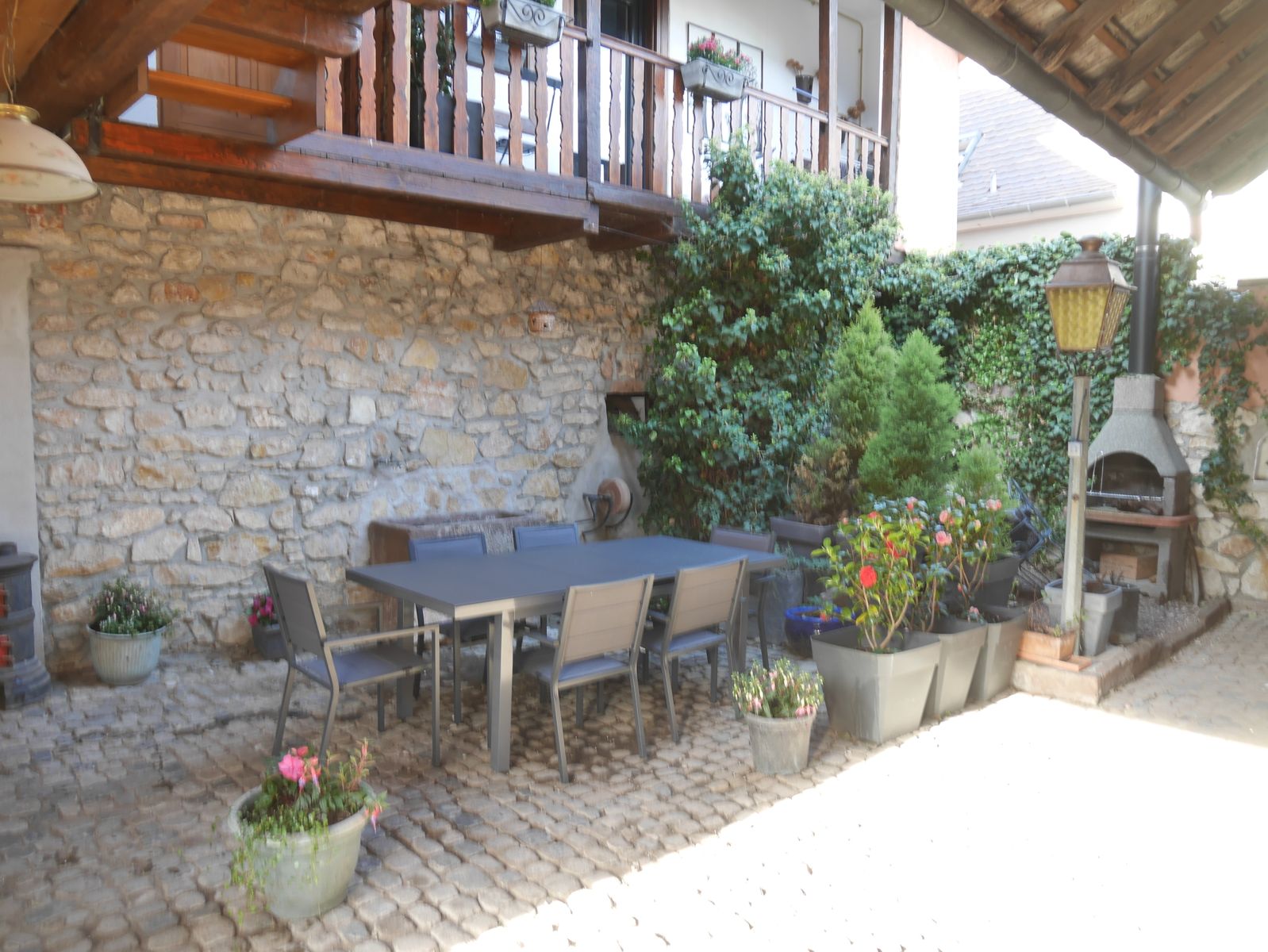 cour intérieure barbecue