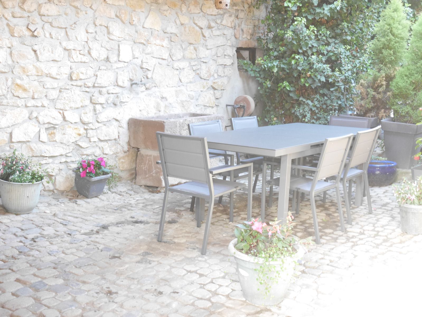 table dans cour intérieure