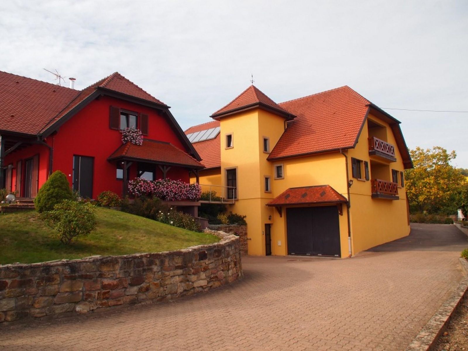 le gîte se trouve au 1er étage batiment jaune