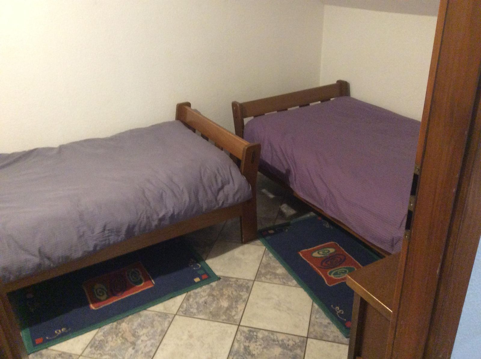 la chambre avec 2 lits 1 personne