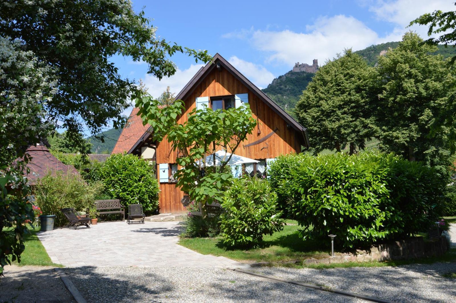 une place de parking devant le gîte