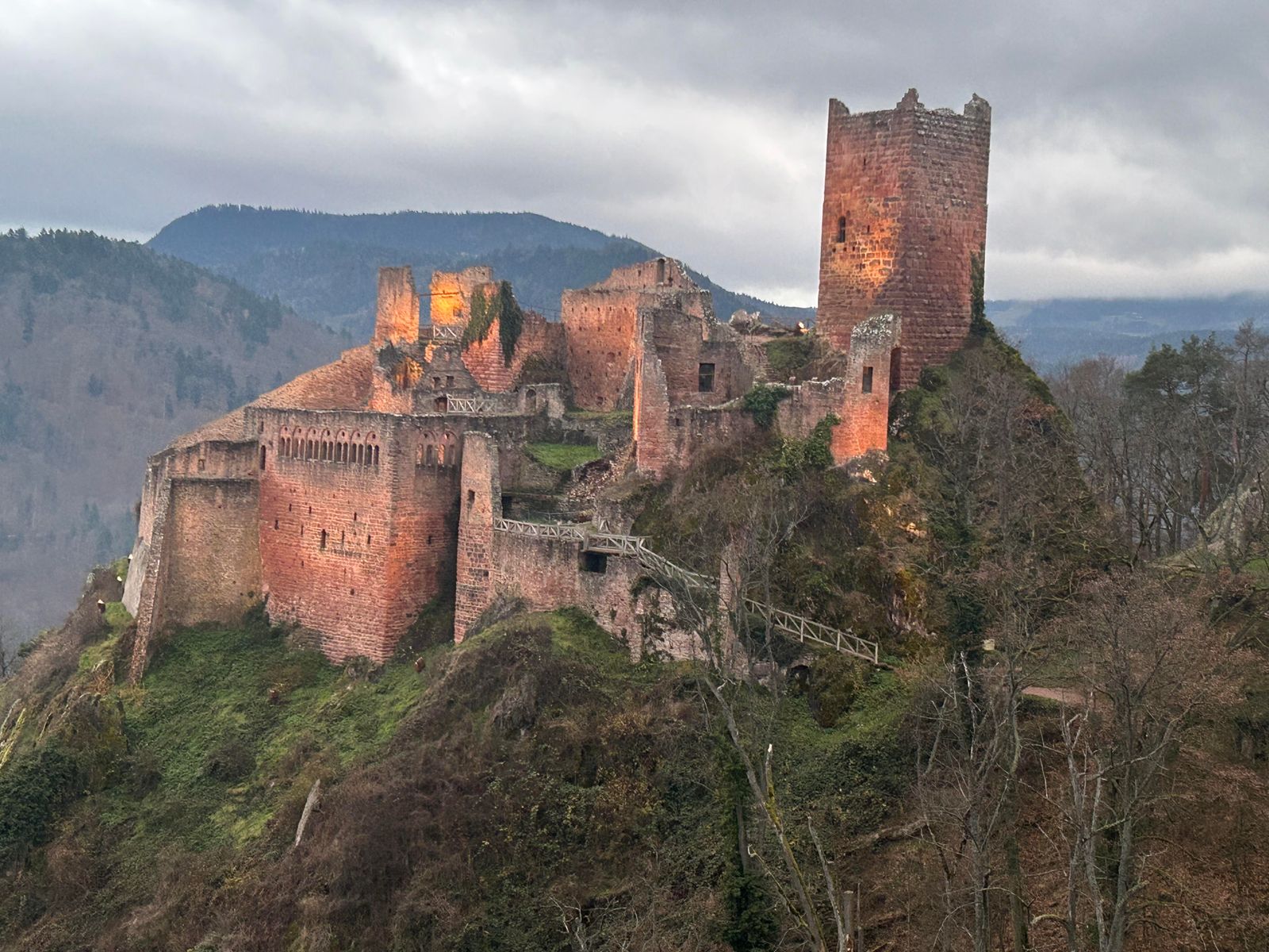 3 chateaux à 45 mn à pied du gîte