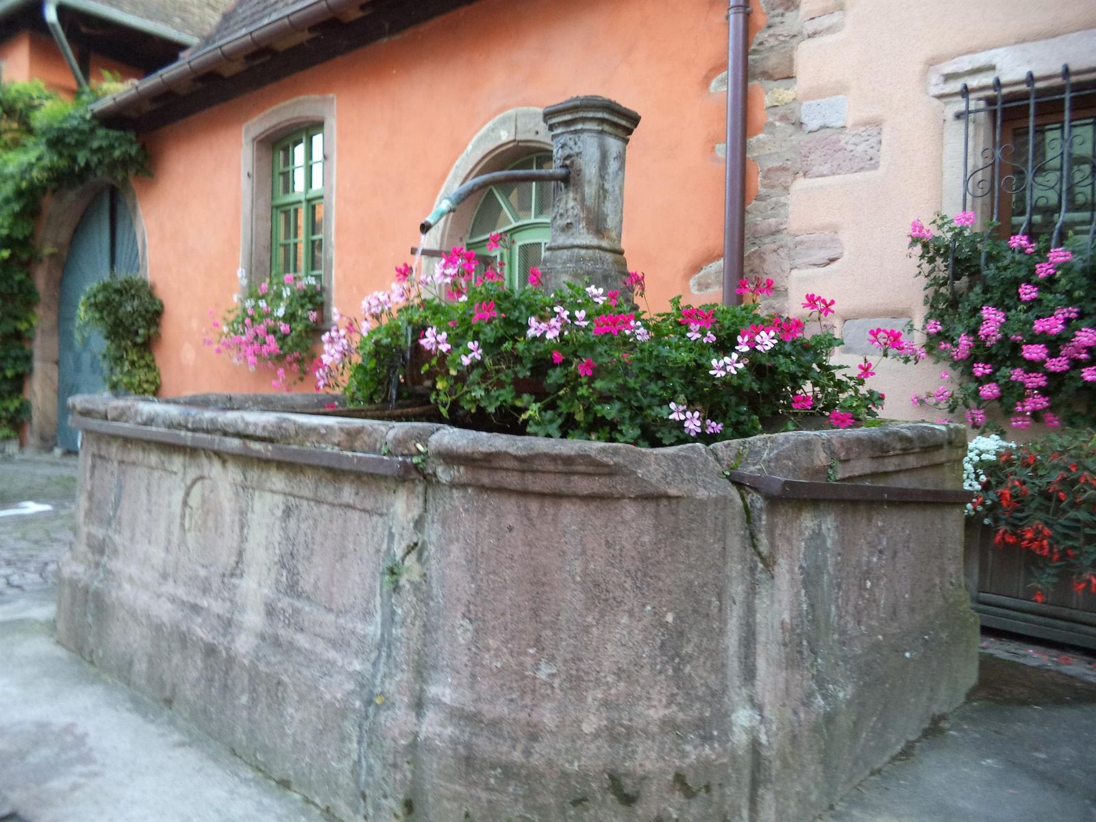 la fontaine à côté du Gîte...