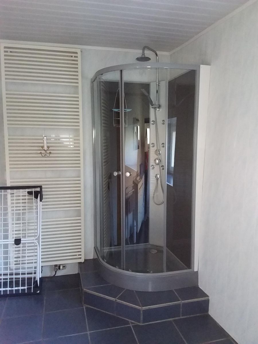 DOUCHE DANS SALLE DE BAIN