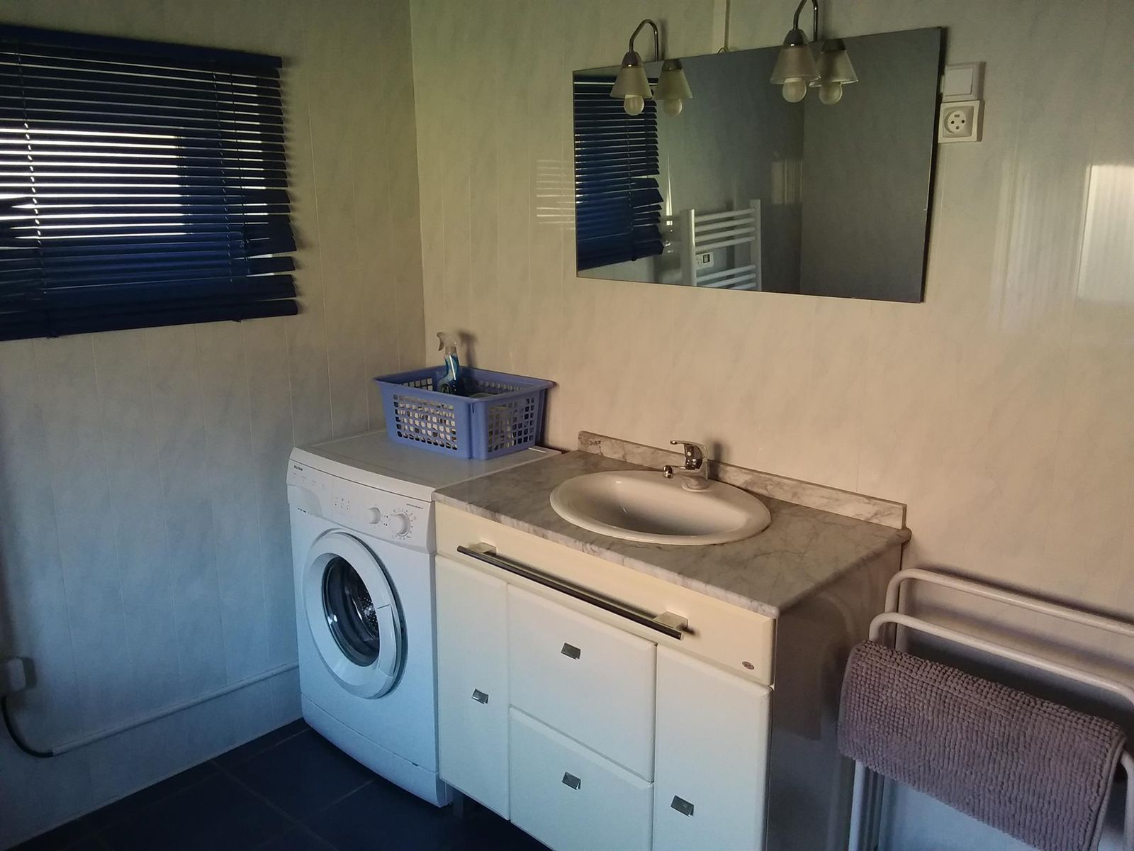 MACHINE A LAVER LINGE DANS SDB