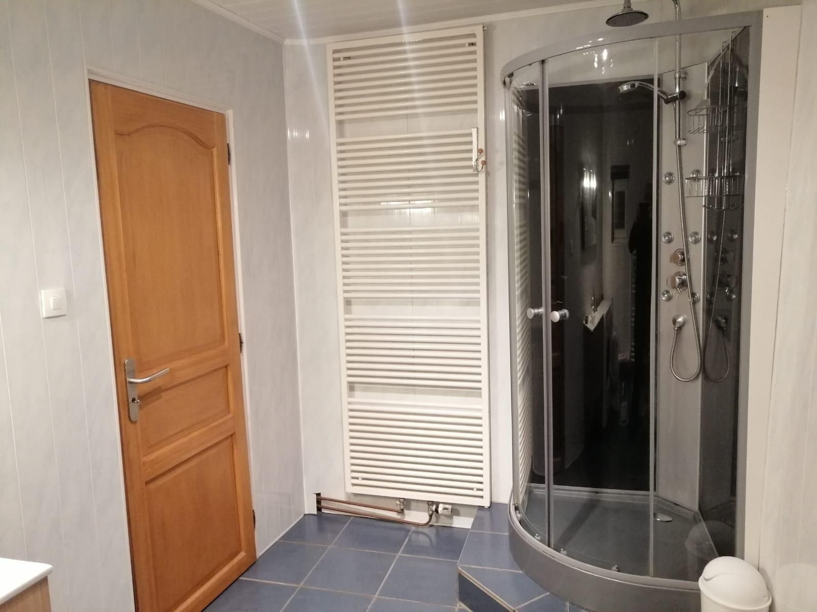 SALLE DE BAIN AVEC DOUCHE