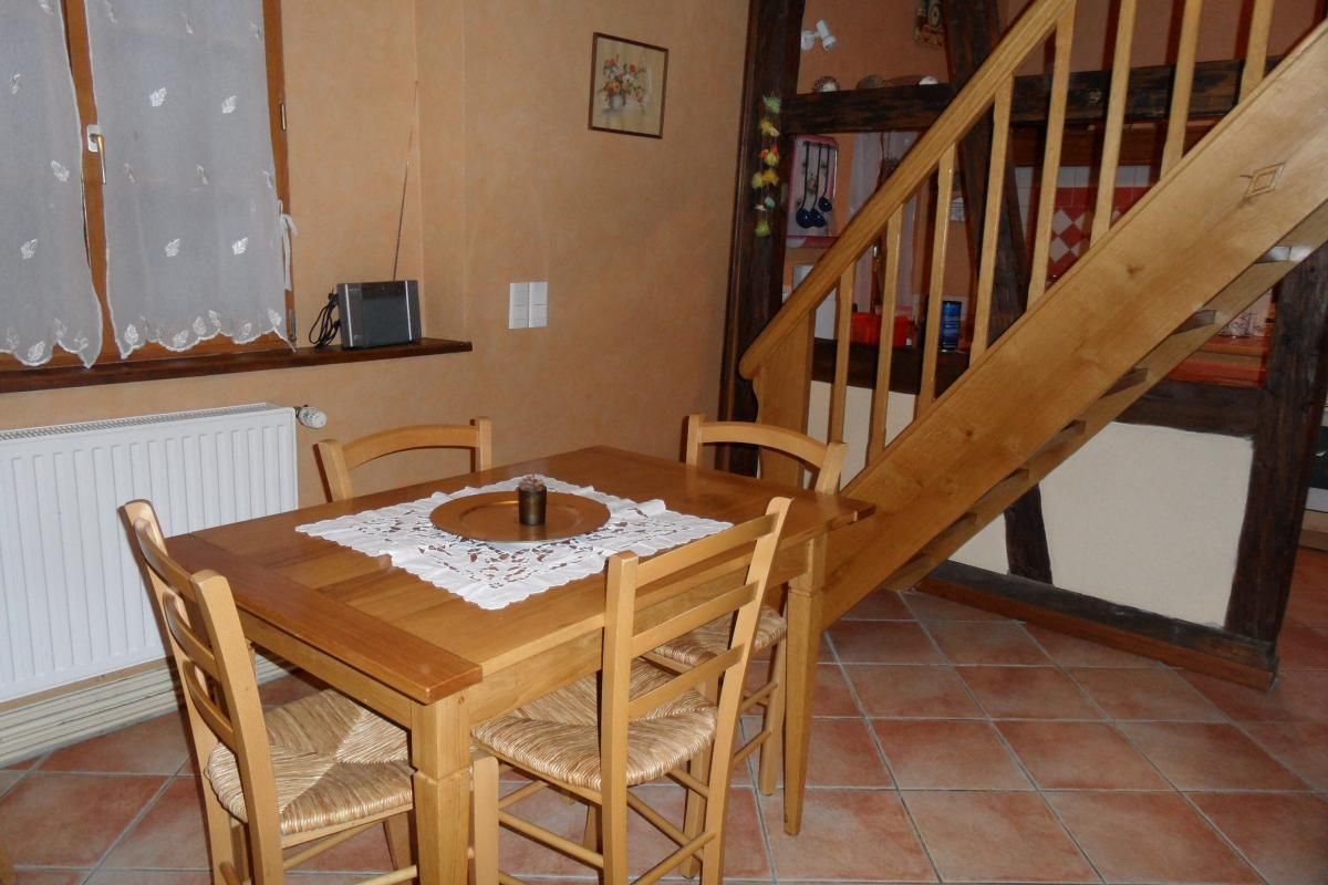 coin repas avec escalier ouvert d'un côté