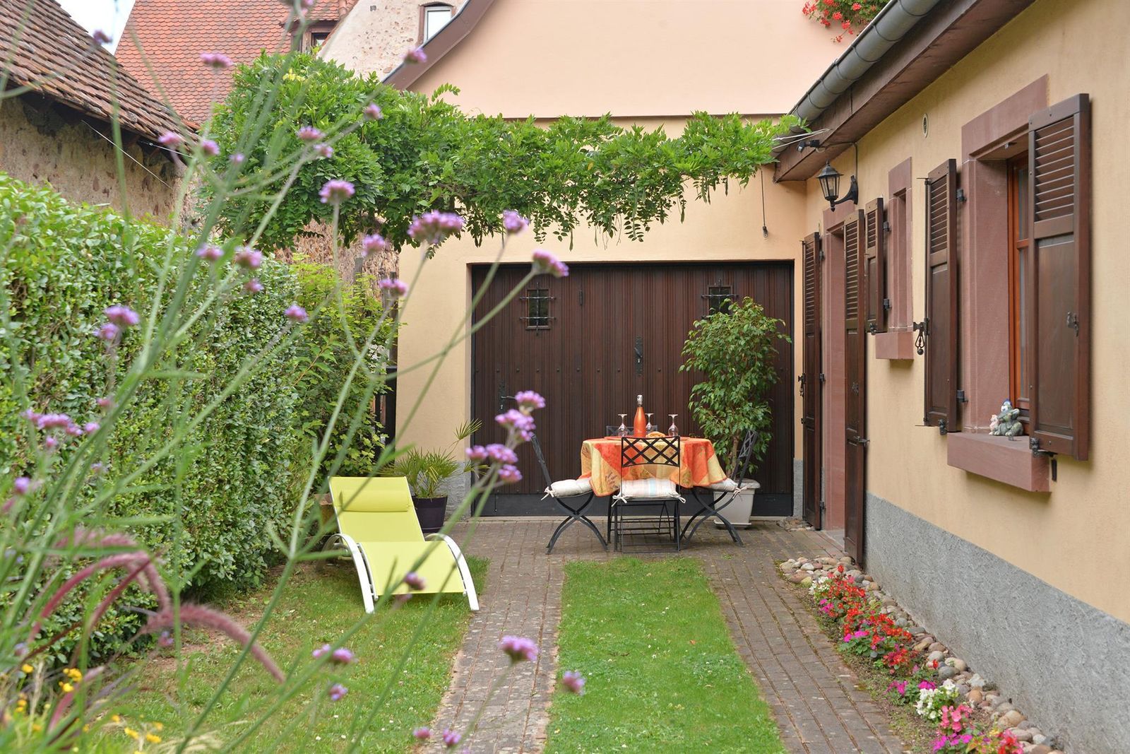 Entrée du gîte et espace extérieur