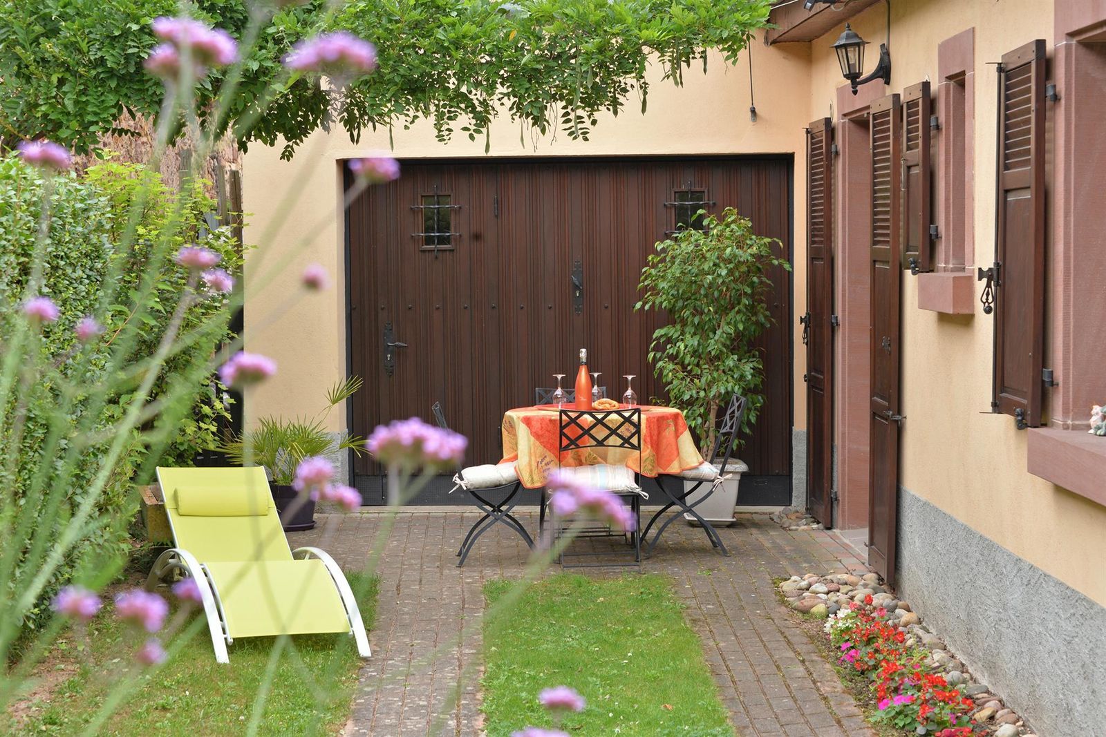 Entrée du gîte et espace extérieur