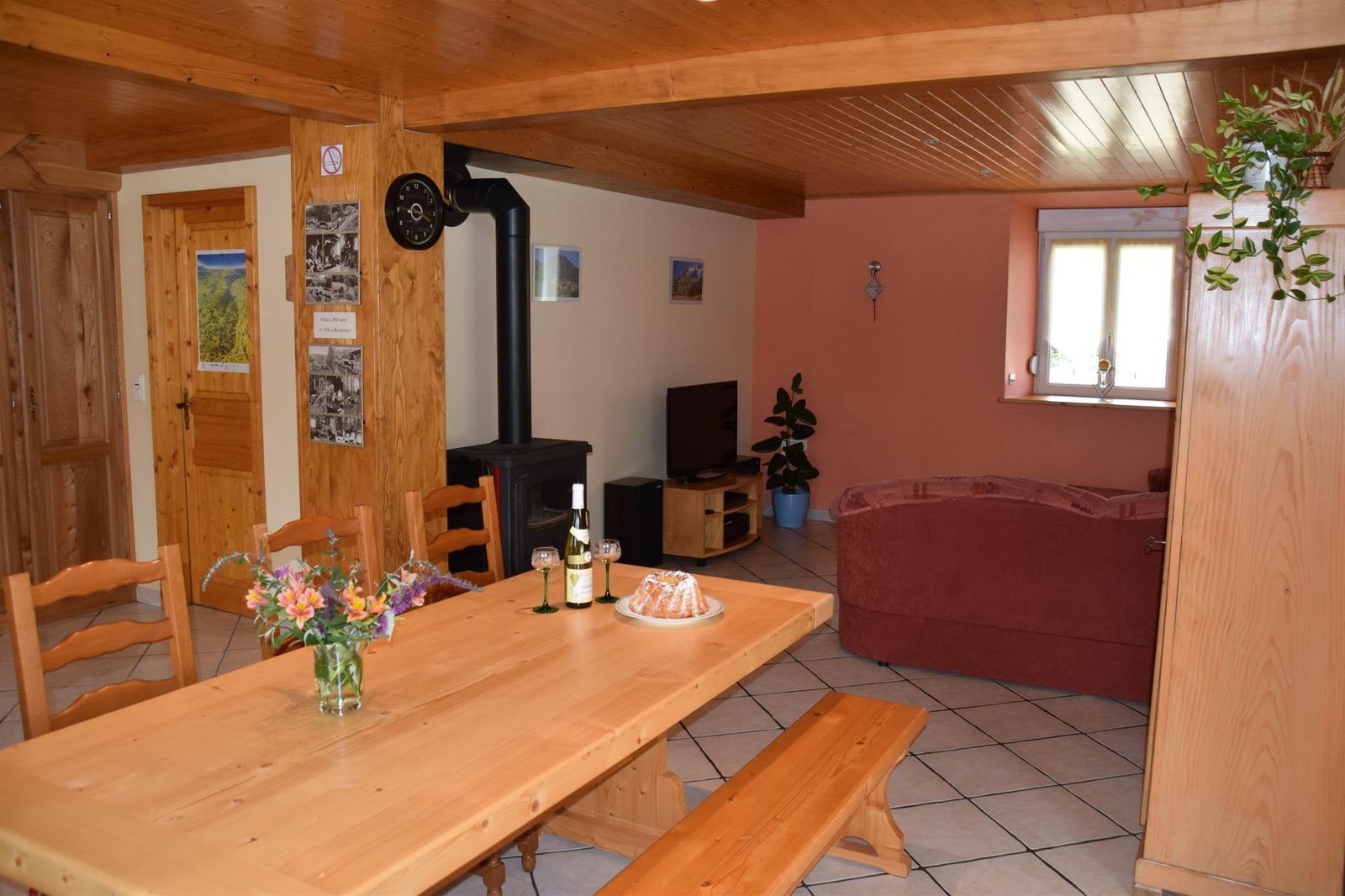 Vue salon et accès salle de bains