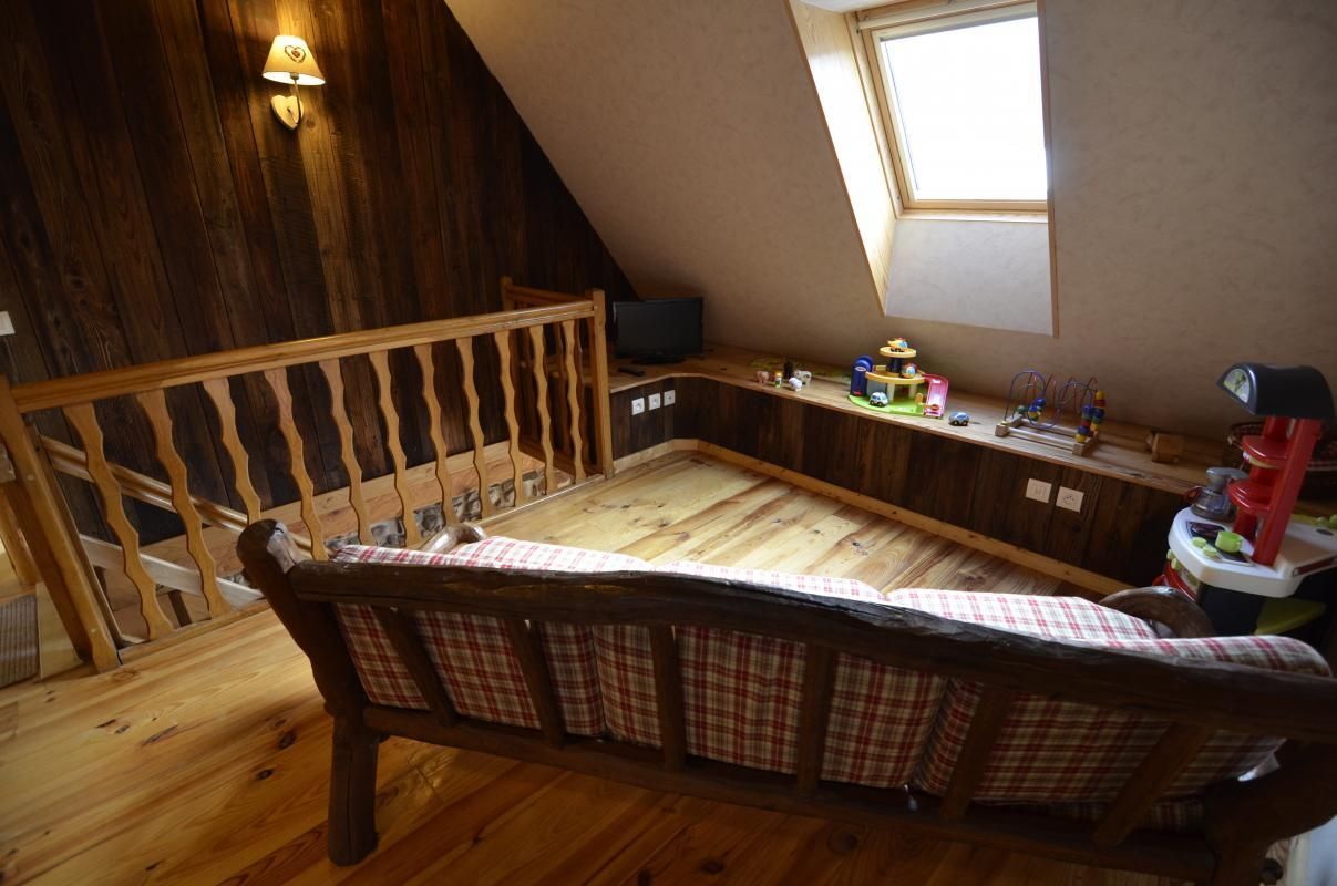 mezzanine avec télévision et coin jeux