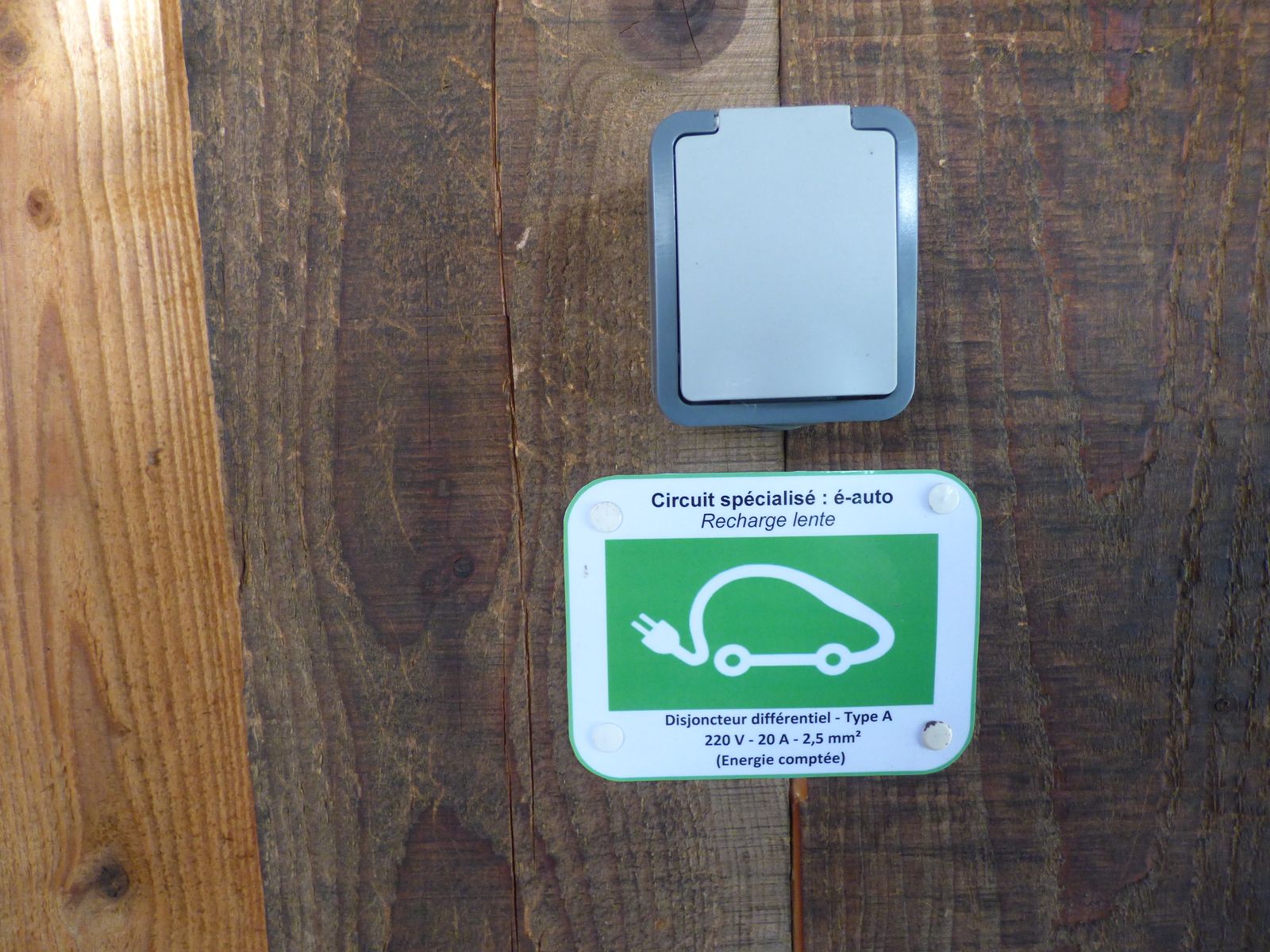 prise de recharge électrique lente