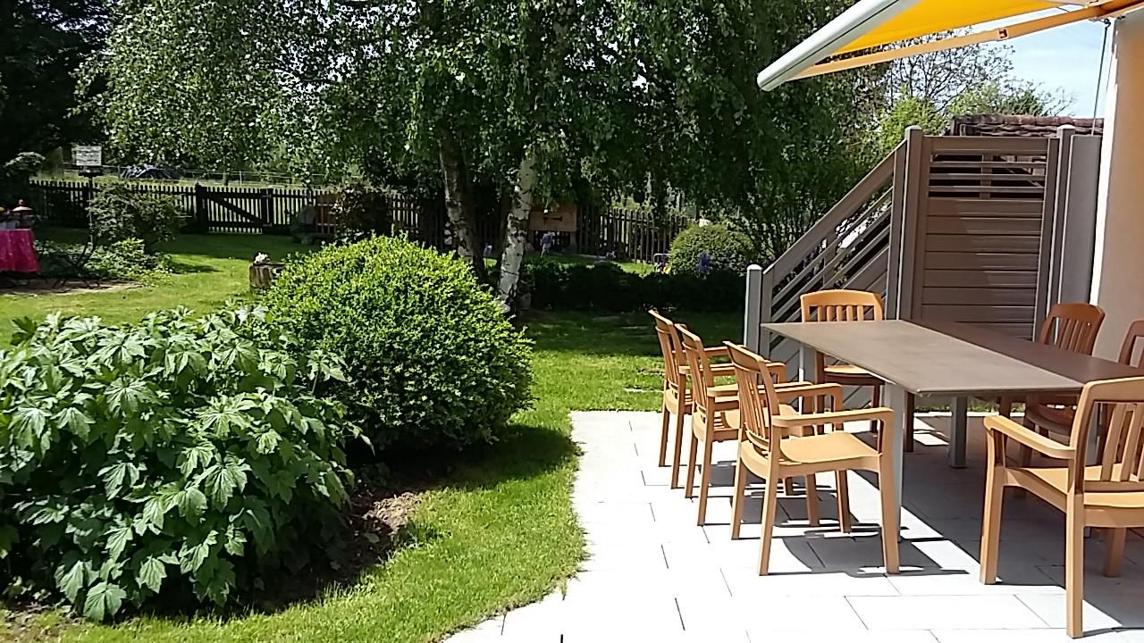 Terrasse couverte d'un coté avec store repliable et une partie pergola