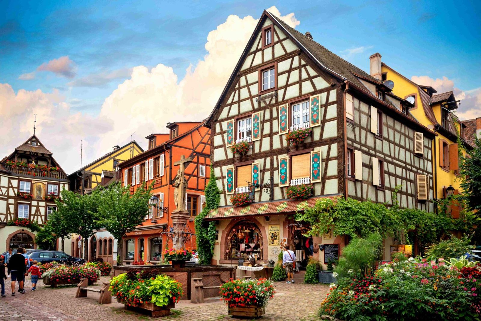 Sur la Place de l'Église, vous serez charmé par la beauté et la richesse du centre-ville historique de Kaysersberg.