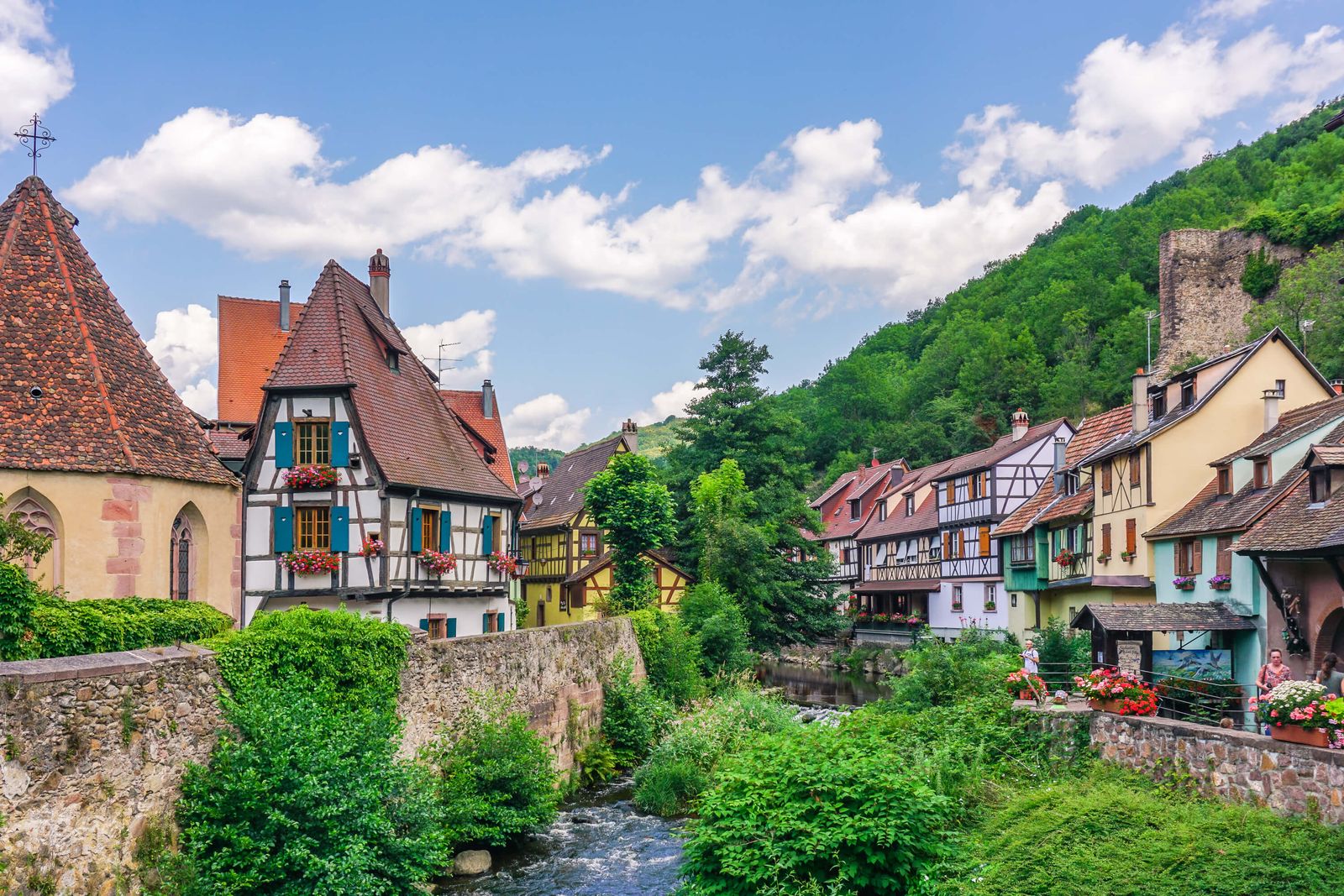 Séjournez au cœur du Kaysersberg historique, dans un décor de conte de fées. Maisons à colombages, ruelle pavée, rivière et château en toile de fond… Un charme alsacien irrésistible au pied du Gîte de la Rivière Enchantée.