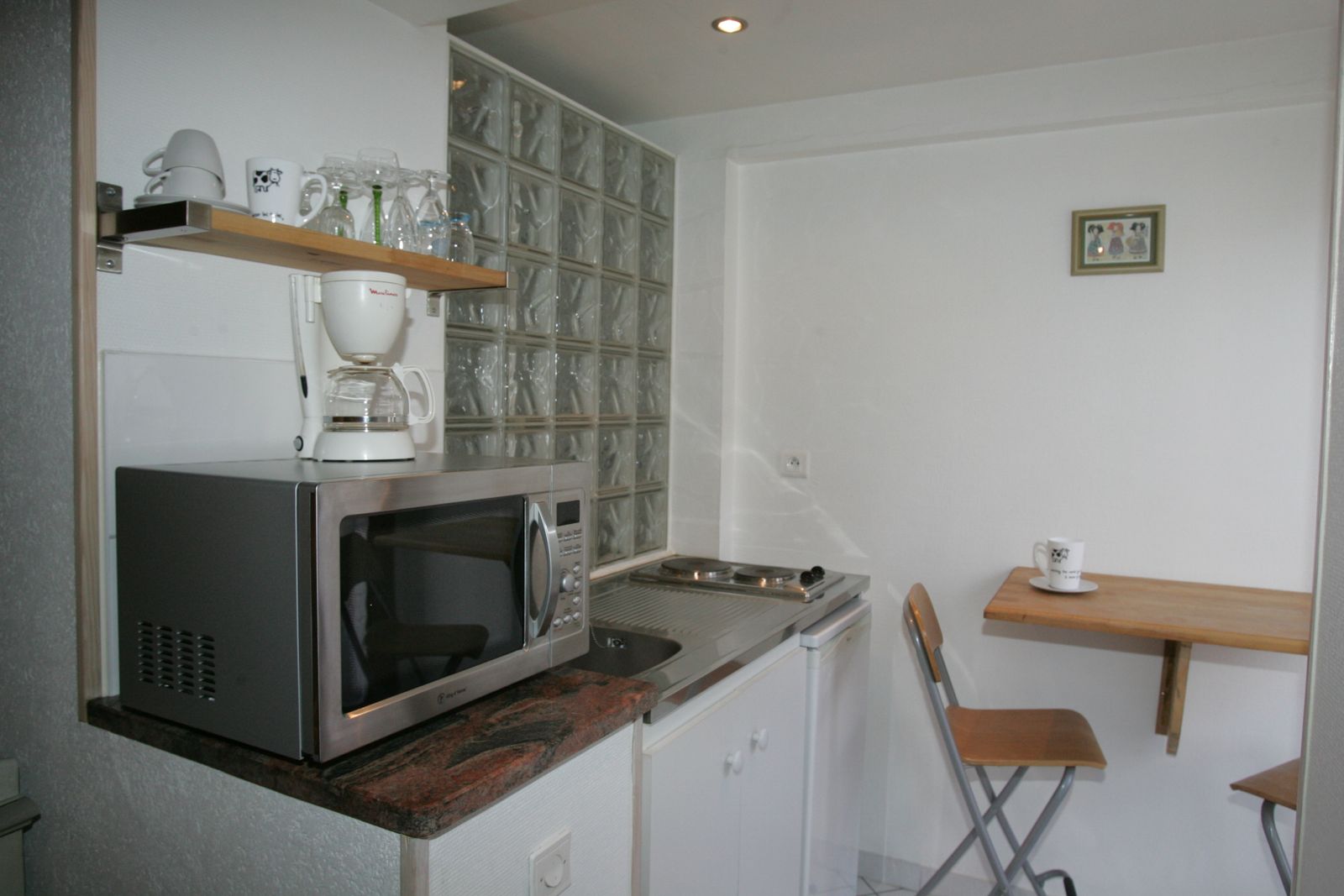 Dans le Gîte de la Rivière Enchantée, une kitchenette équipée vous permettra de cuisiner les spécialités alsaciennes : choucroute, tartes flambées, baeckeoffe et bien d’autres délices à découvrir lors de votre séjour.