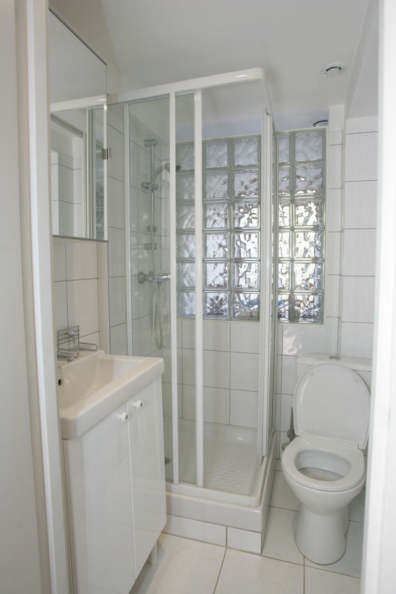 Salle de bain moderne et fonctionnelle ! Profitez d’un espace lumineux avec douche, lavabo et WC, idéal pour un séjour confortable. Design épuré, carrelage élégant et paroi en verre pour plus de clarté. Tout le nécessaire pour votre bien-être !