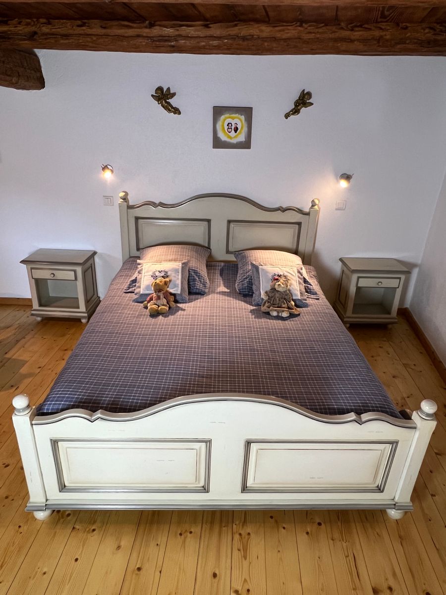 Ce magnifique lit avec un matelas de qualité supérieure aux dimensions idéales ( 160x200 ), vous bercera pour passer des nuits douces et paisibles.