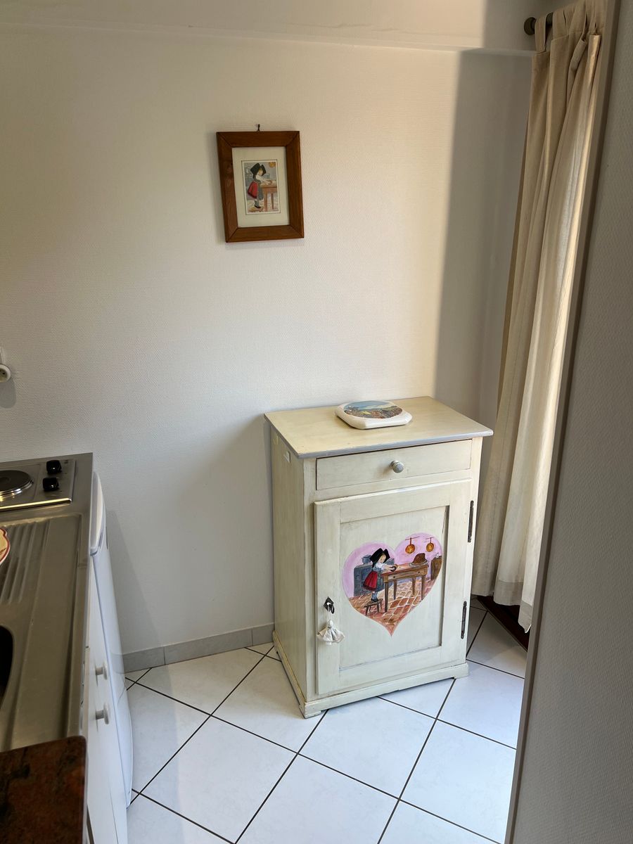 Dans la kitchenette équipée, un charmant meuble peint rend hommage à "La Petite Pâtissière" de Hansi, célèbre artiste alsacien. Un clin d'œil plein de douceur et de tradition au cœur de Kaysersberg.