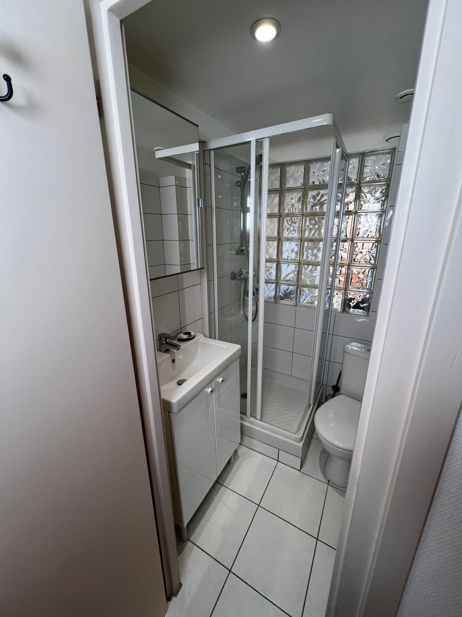 Salle de bain moderne et fonctionnelle ! Profitez d’un espace lumineux avec douche, lavabo et WC, idéal pour un séjour confortable. Design épuré, carrelage élégant et paroi en verre pour plus de clarté. Tout le nécessaire pour votre bien-être !