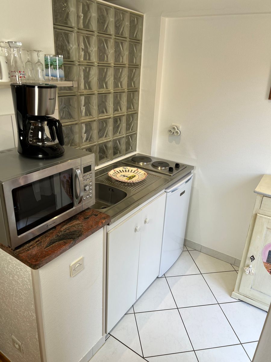 Dans le Gîte de la Rivière Enchantée, une kitchenette équipée vous permettra de cuisiner les spécialités alsaciennes : choucroute, tartes flambées, baeckeoffe et bien d’autres délices à découvrir lors de votre séjour.