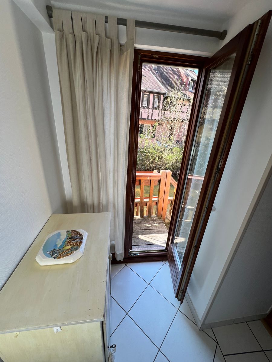 Ouvrez la porte et laissez-vous bercer par la rivière la Weiss. Ce logement unique, offre un accès direct à une terrasse en bord de rivière, parfait pour savourer un café au soleil ou simplement profiter du cadre pittoresque des maisons à colombages.