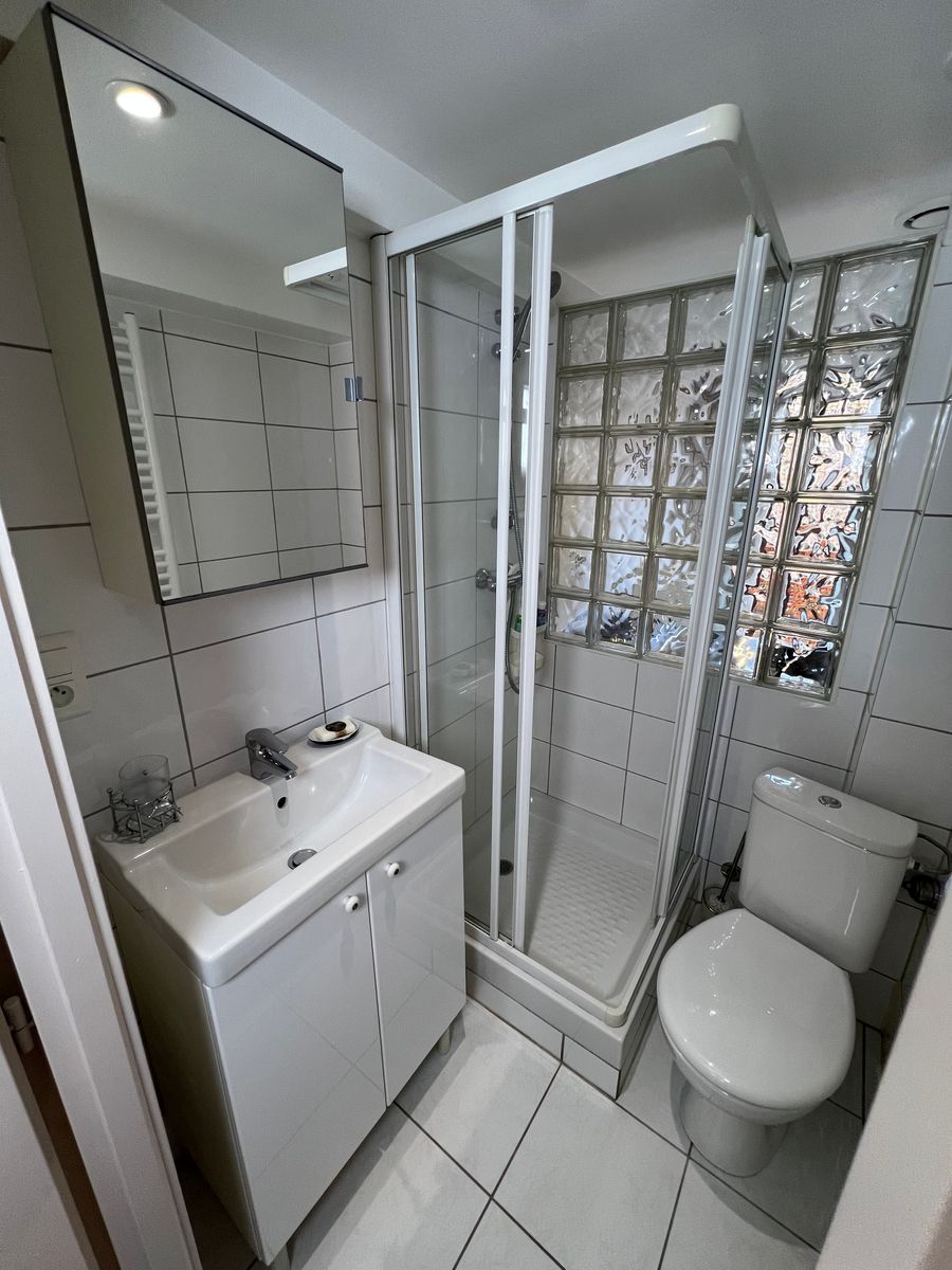 Salle de bain moderne et fonctionnelle ! Profitez d’un espace lumineux avec douche, lavabo et WC, idéal pour un séjour confortable. Design épuré, carrelage élégant et paroi en verre pour plus de clarté. Tout le nécessaire pour votre bien-être !