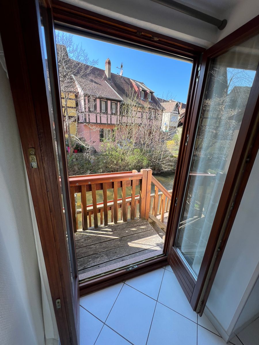 Vous aurez accès à la terrasse au bord de la rivière de la Weiss, avec un escalier en bois. Vous pourrez profiter du cadre, de la beauté et de la tranquillité de l'endroit.