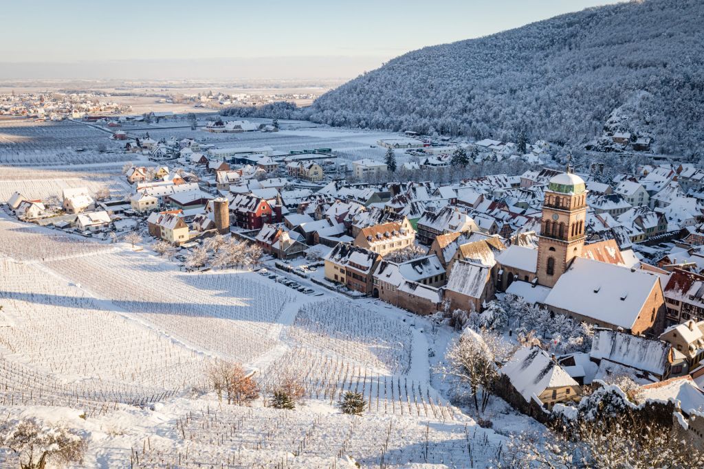 Prenez ensuite de la hauteur. Les toits des maisons alsaciennes sont recouverts d’un fin manteau de neige, tandis que les vignes en contrebas dorment paisiblement. Un décor féerique digne d’un conte d’hiver.