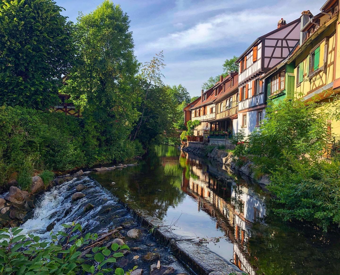 Le Gîte de la Rivière Enchantée vous accueille dans un décor de carte postale, au bord de la Weiss, à Kaysersberg. Calme, charme et nature au rendez-vous pour un séjour inoubliable au fil de l’eau.