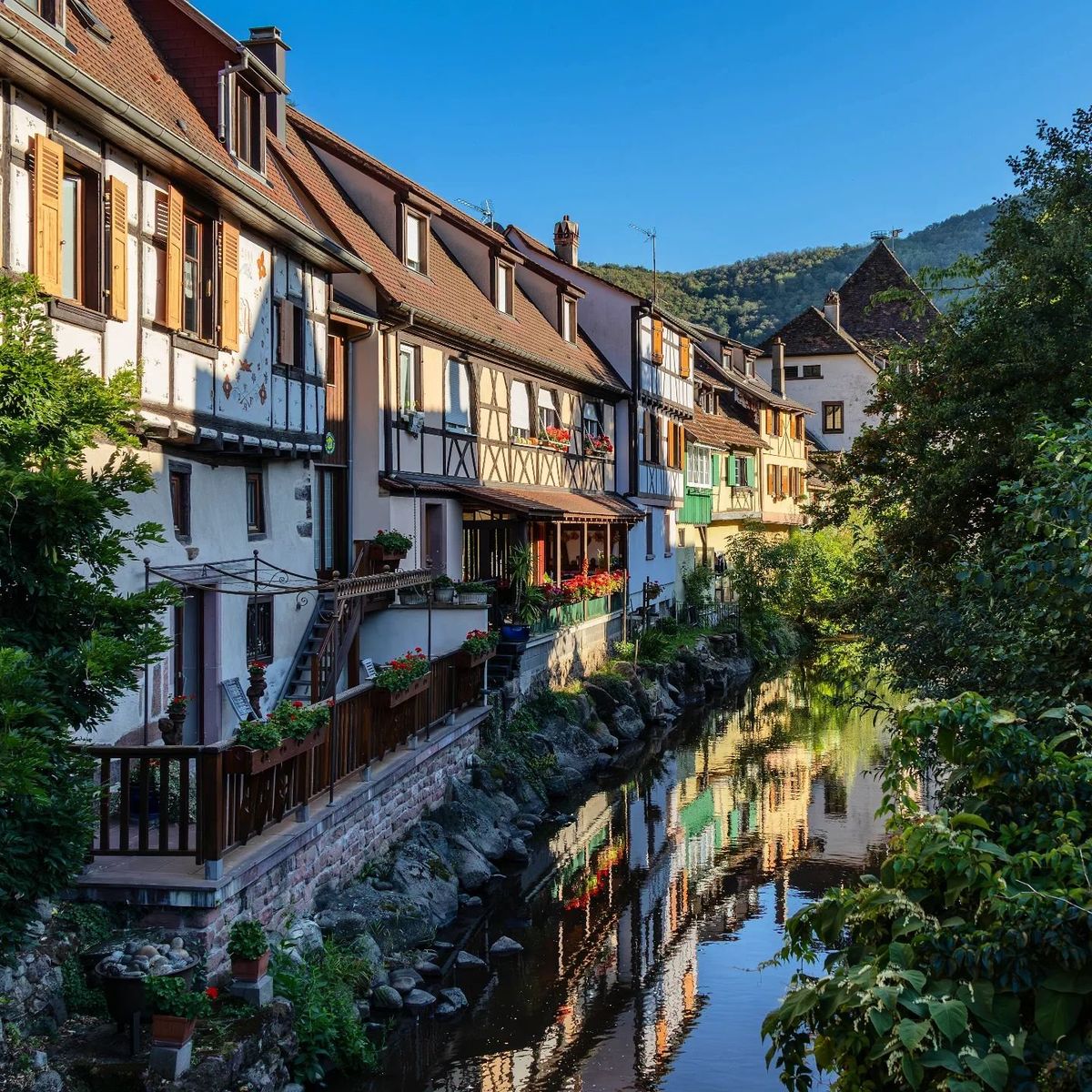 C'est dans le calme qu'au réveil vous entendrez le cours de l'eau et profiterez de ce moment pour admirer la nature.