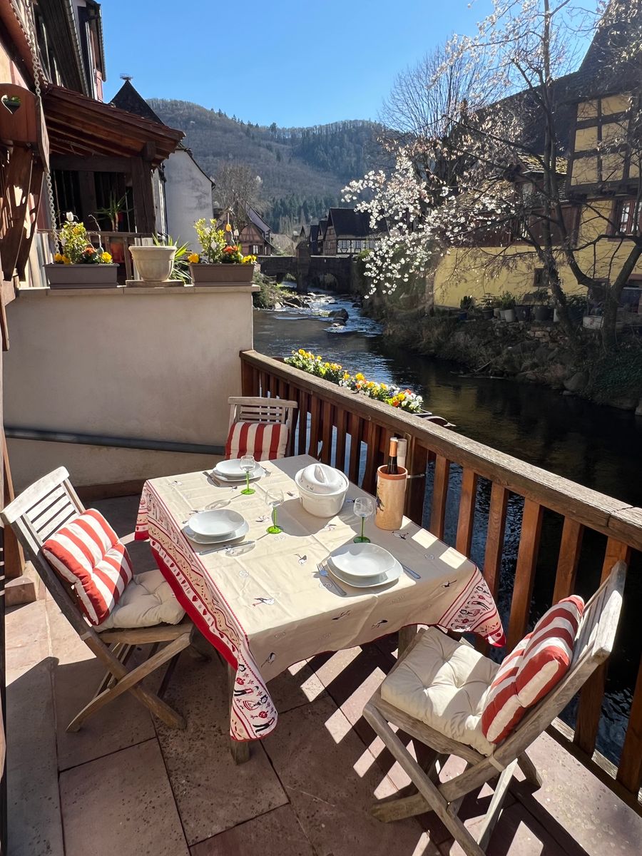 Profitez d’un moment unique sur cette terrasse exclusive au bord de la Weiss, avec vue imprenable sur les maisons à colombages et les montagnes de Kaysersberg. Un cadre idyllique pour vos repas en plein air.