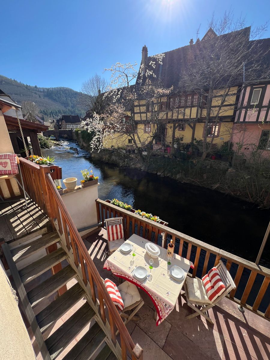 Vous aurez accès à la terrasse au bord de la rivière de la Weiss, avec un escalier en bois. Vous pourrez profiter du cadre, de la beauté et de la tranquillité de l'endroit.
